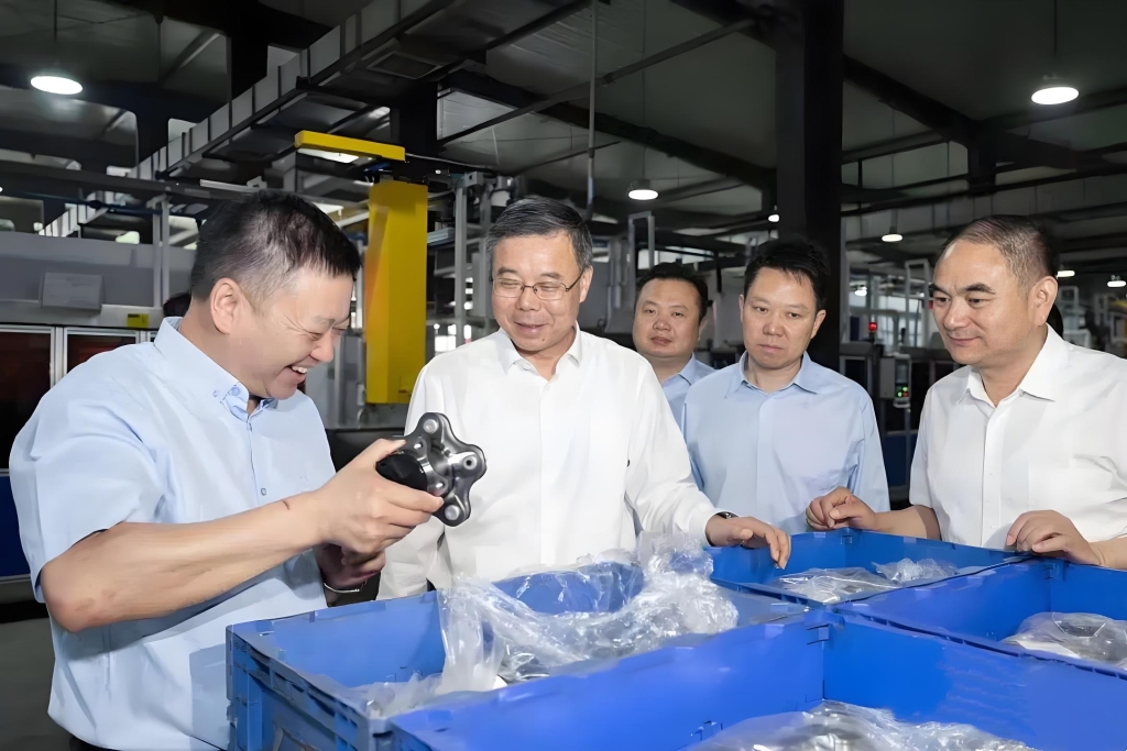 湖北省委常委、襄阳市委书记吴海涛莅临大宝娱乐调研